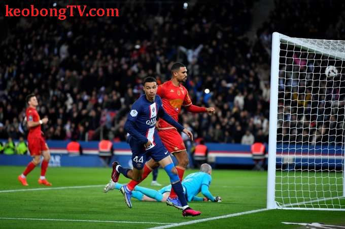 Messi ghi bàn trong ngày quay lại Ligue 1 