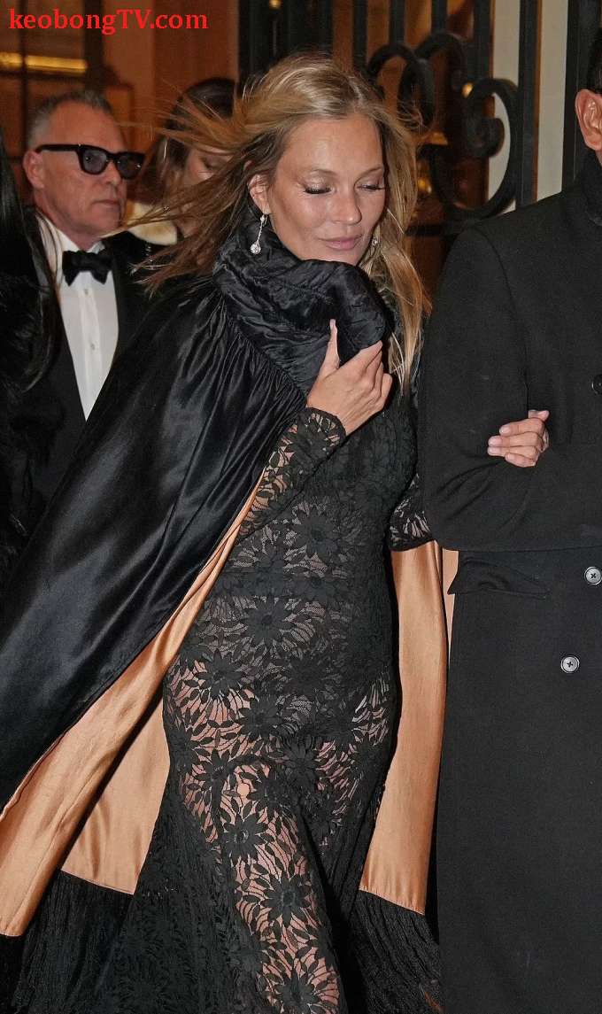 Kate Moss mừng sinh nhật tuổi 50 bên tình trẻ và bạn bè ở Paris