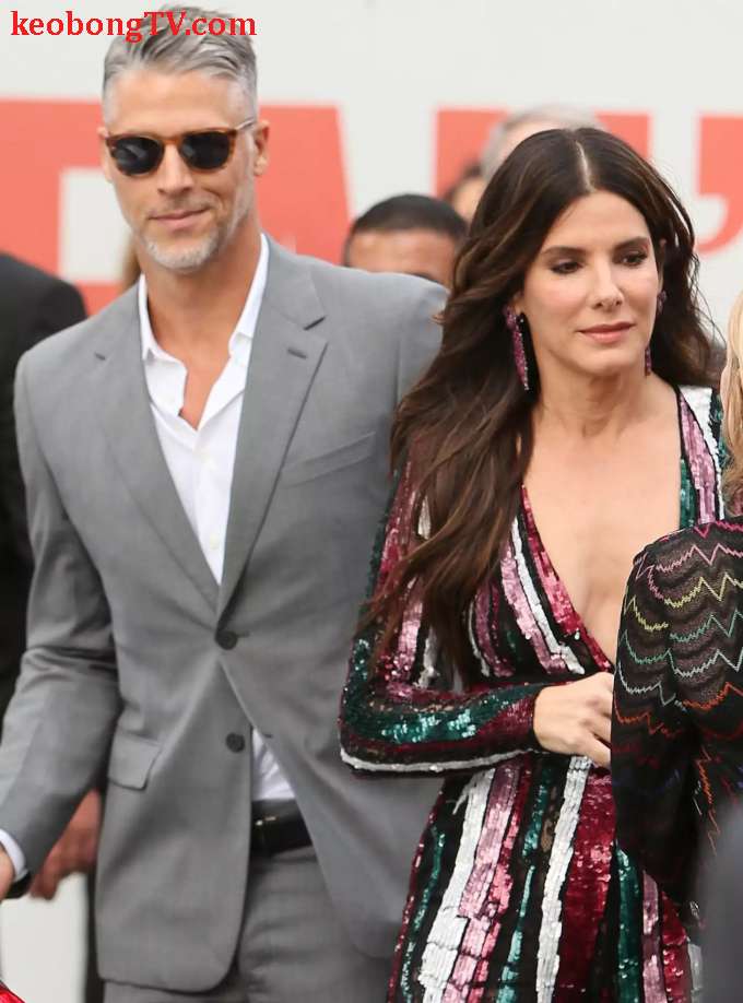 Sandra Bullock rải tro cốt bạn trai trên sông