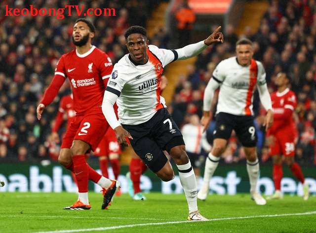  Ngược dòng siêu đỉnh, Liverpool vùi dập Luton Town ở Anfield