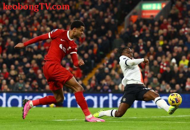  Ngược dòng siêu đỉnh, Liverpool vùi dập Luton Town ở Anfield