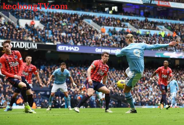  "Quái kiệt" Haaland tỏa sáng, Man City tái chiếm ngôi đầu Ngoại hạng