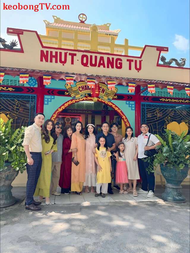  Showbiz Việt: Loạt sao tưng bừng du Xuân Giáp Thìn