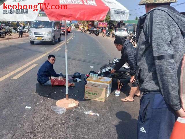  Xe khách lấn làn tông tử vong bé gái 3 tuổi trên phố về quê ăn Tết