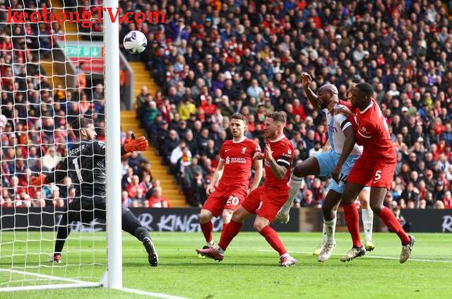  Thua Crystal Palace, Liverpool gặp bất lợi lớn lúc đua vô địch Anh