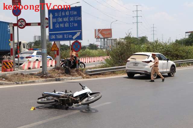  TP Thủ Đức: Điều tra vụ ô tô tạt đầu xe máy trên đường Võ Chí Công