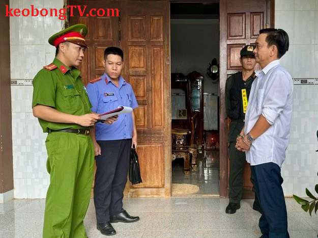  Bắt Phó giám đốc Trung tâm vững mạnh quỹ đất “giúp sức” cho “cát tặc”