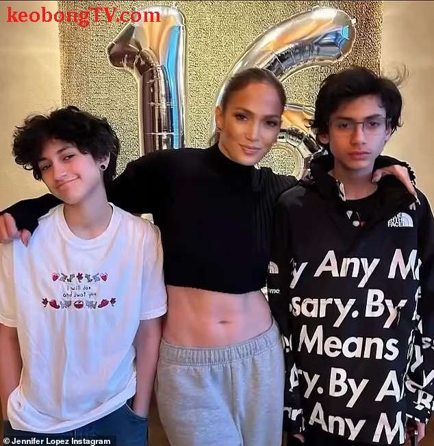 Jennifer Lopez và con gái thanh niên thăm quan Paris