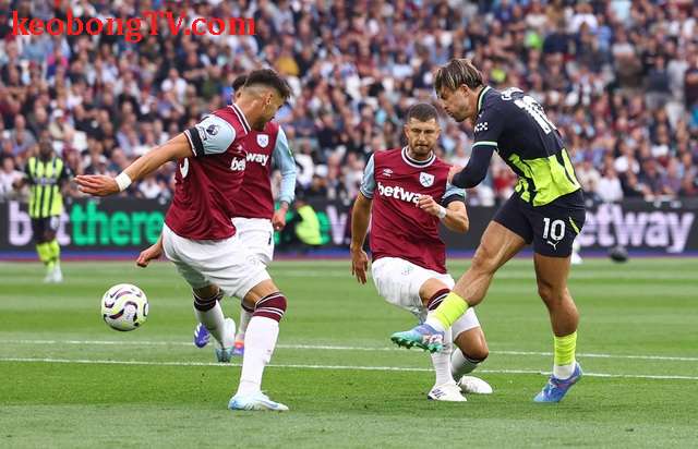  Haaland bùng nổ hat-trick, Man City hạ West Ham giật ngôi đỉnh bảng