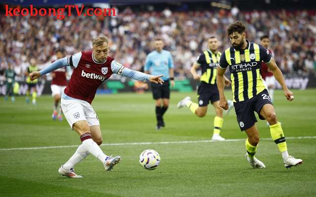  Haaland bùng nổ hat-trick, Man City hạ West Ham giật ngôi đỉnh bảng