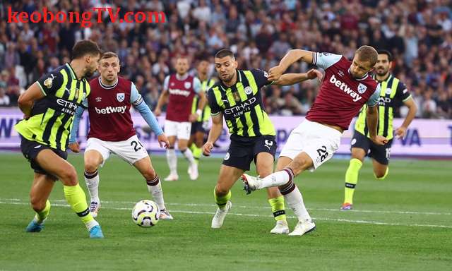  Haaland bùng nổ hat-trick, Man City hạ West Ham giật ngôi đỉnh bảng