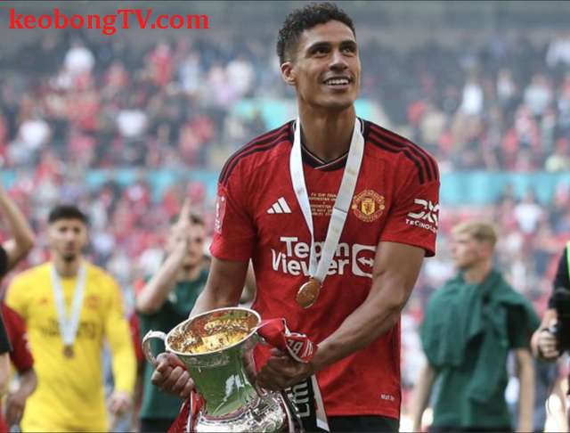  Trung vệ Raphael Varane cân nhắc treo giày vĩnh viễn