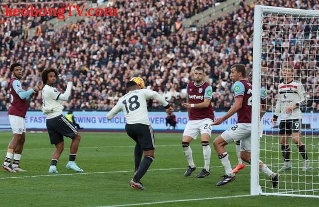  Thua West Ham phút cuối, Man United chìm sâu ở Giải Ngoại hạng Anh