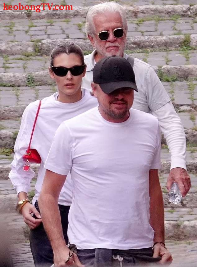 Leonardo DiCaprio âu yếm bạn gái ở Rome