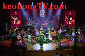  Giọng ca "phi giới tính" bật khóc vì hủy show do bệnh