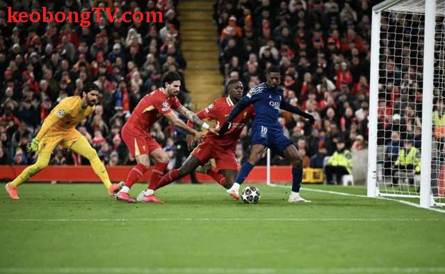  Thủ môn Donnarumma sắm vai người hùng, PSG loại Liverpool tại Anfield